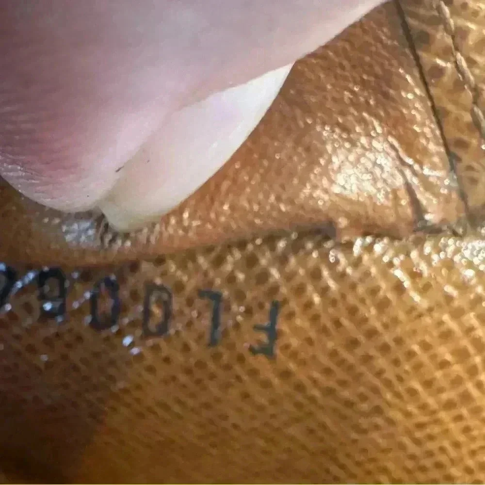 Authentic Louis Vuitton key Monogram 4– key holder